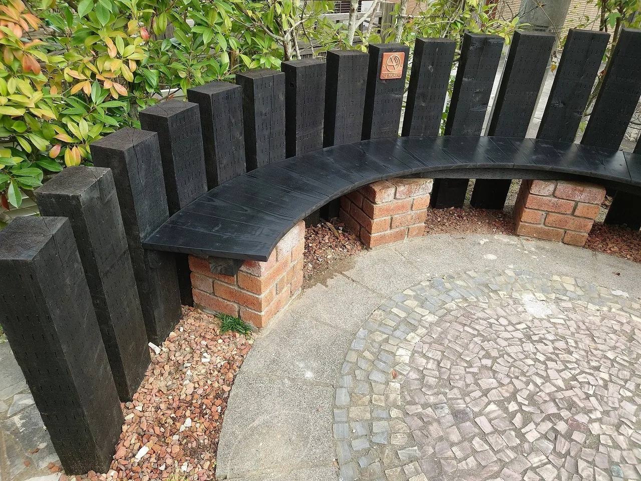 解体処分後、枕木に木部用塗料を浸透させ乾燥後、設置致しました。完成です☆☆☆