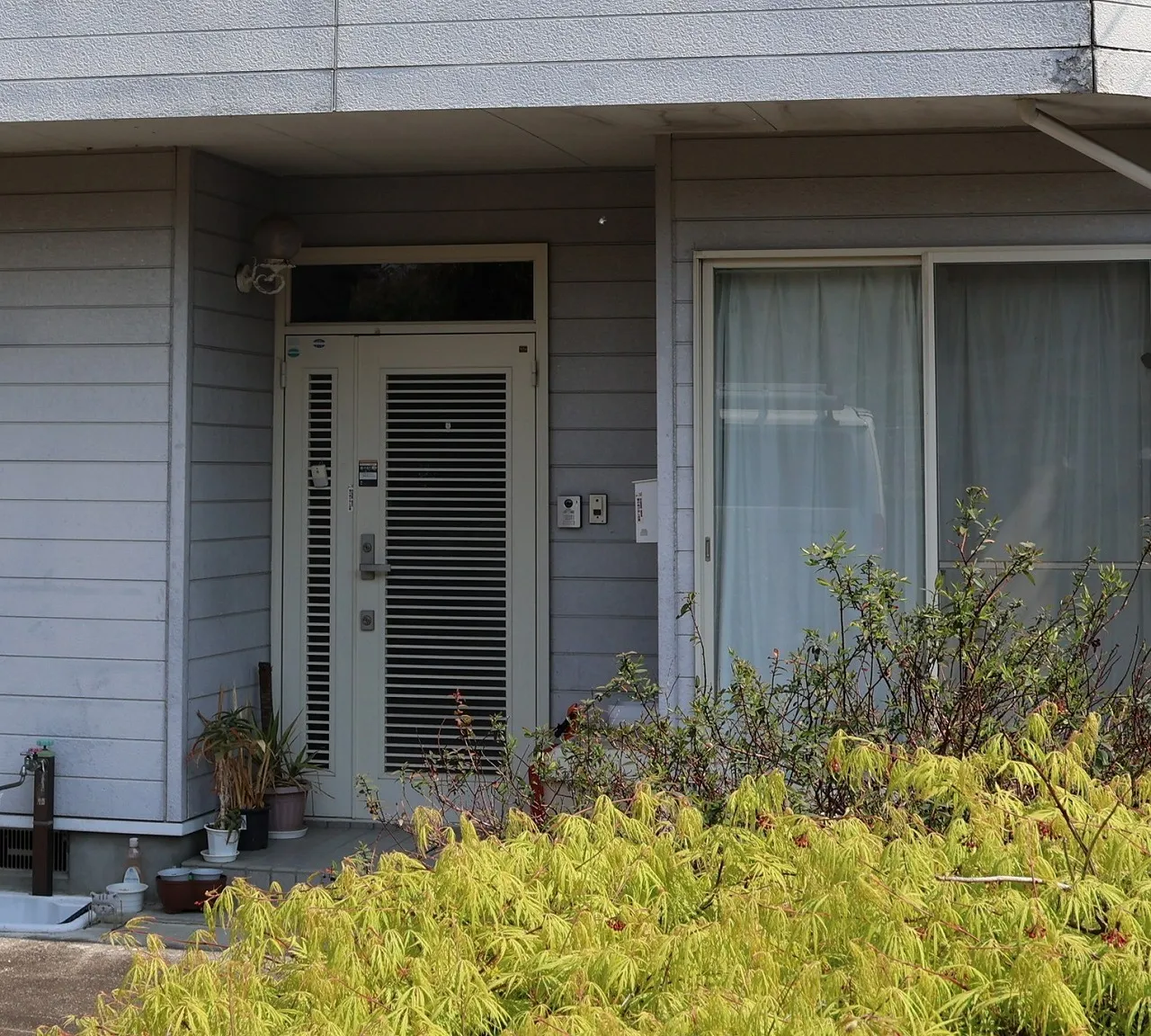 こちらのお客様は、数年前から ドアクロザーの不具合が生じており 今回の工事に至りました。色やデザインをかなり悩まれましたが最終的には、重厚感のあるマットブラックで片袖タイプから親子ドアにしました。施工前