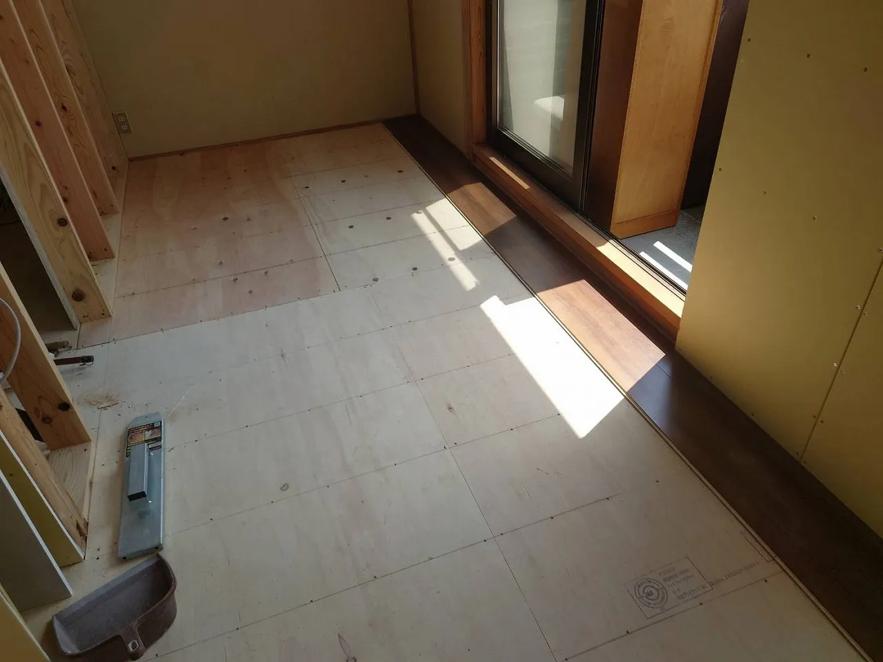 床は、断熱材・防音材の敷き込みが終わり 下地合板の上からフロア材の施工が始まりました☆