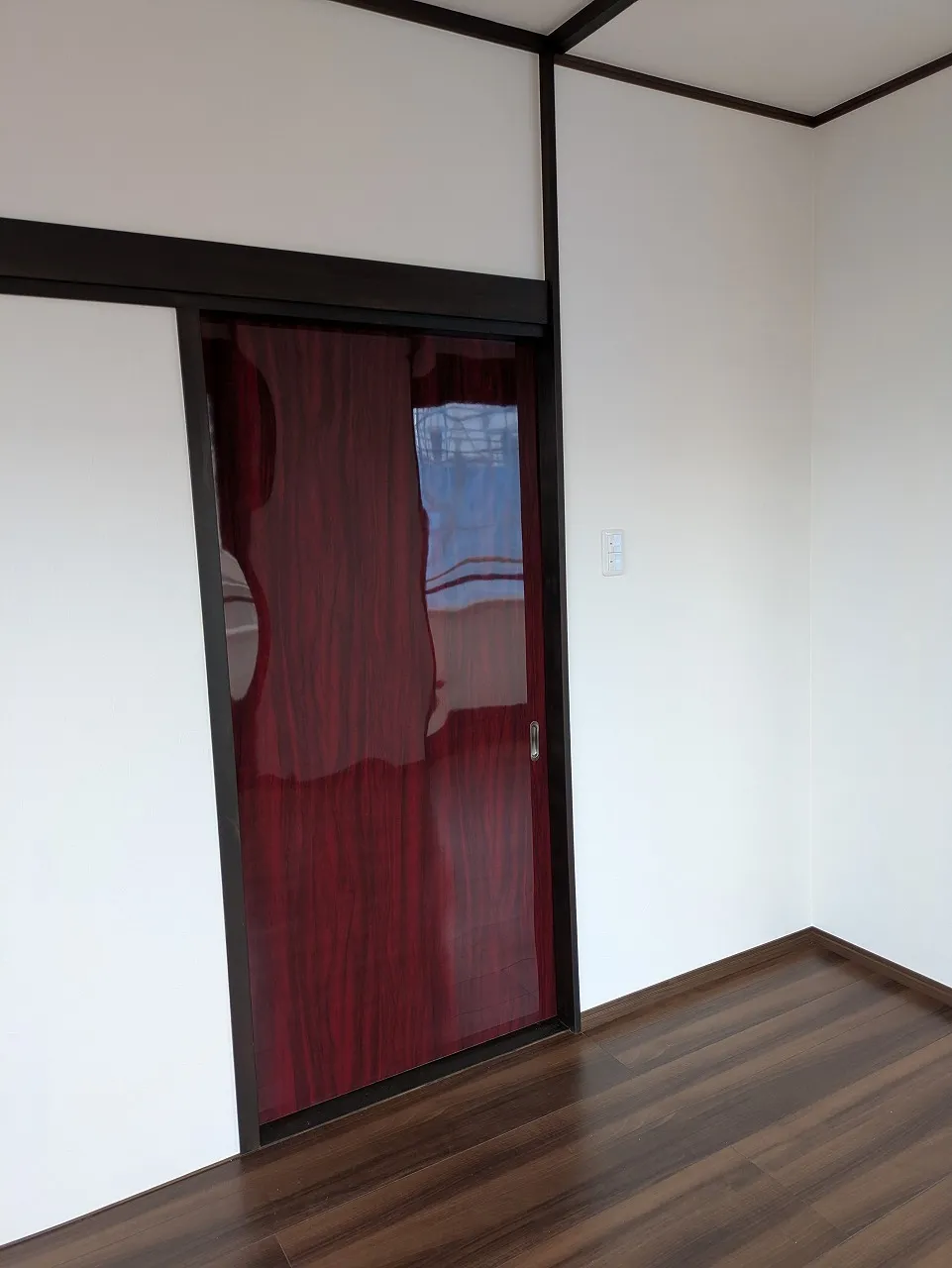 既存の建具は、耐汚染性・表面強度に優れている化粧面材でリメイクさせて頂きました。豊富なバリエーションの中から艶ありのカリン柄をご選択頂きました。