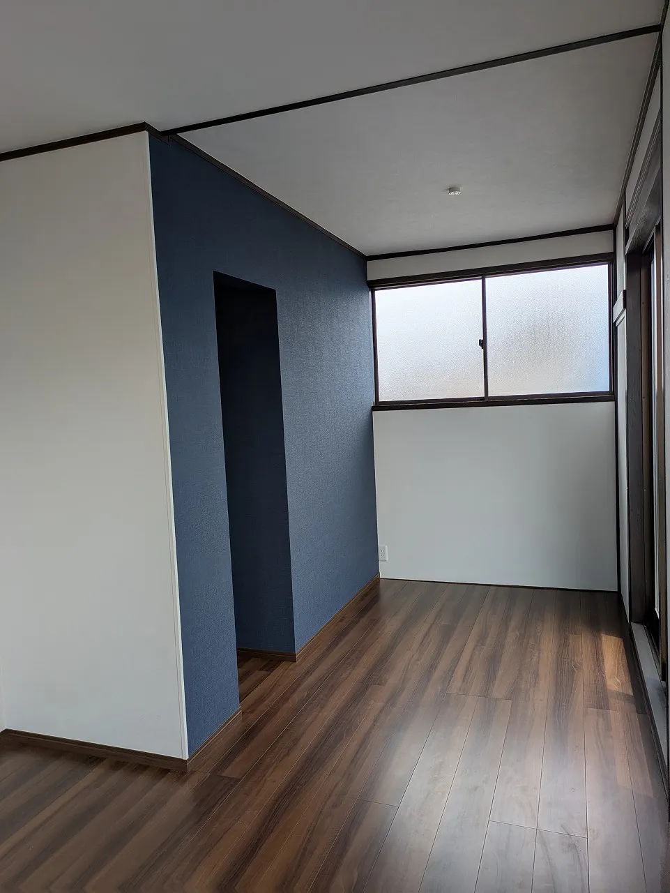 お部屋の一角にはオープンクローゼットを設けました。