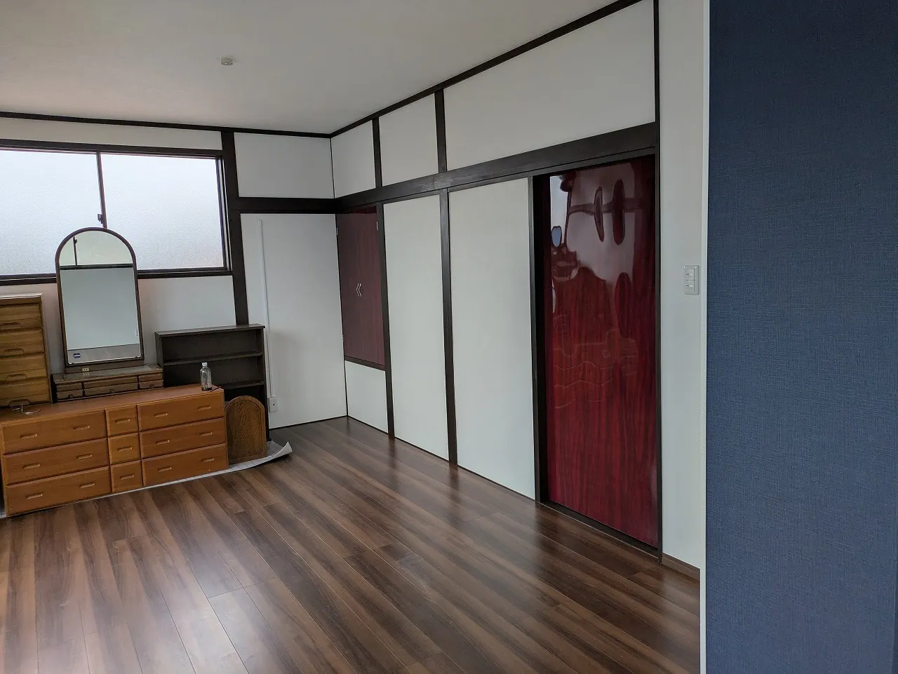 2間続きの和室の間仕切りを解体し 洋室へリフォームさせて頂きました。