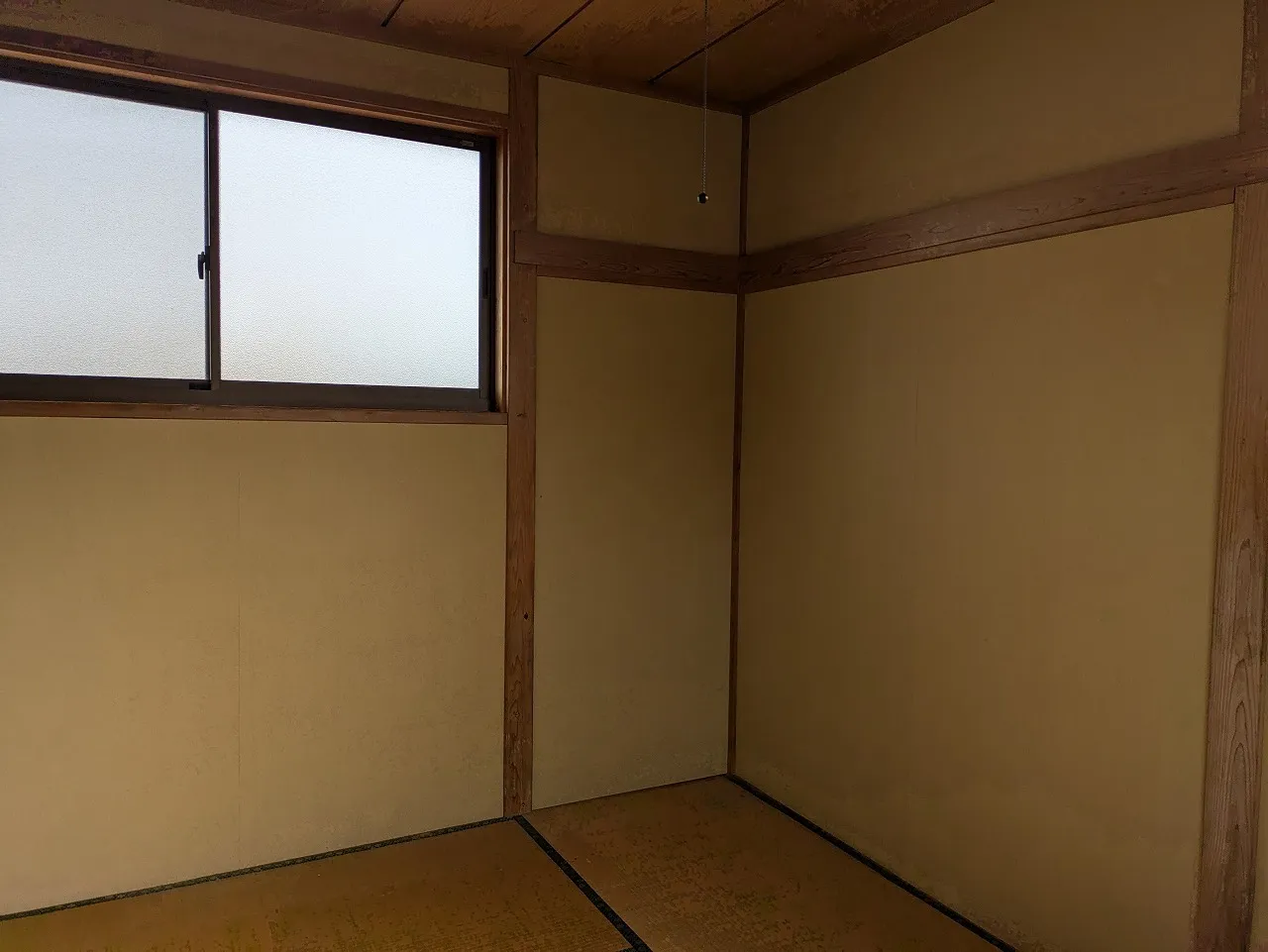畳からフローリングへ。和室の特徴である、真壁。 今回は、長押や柱は残し、下処理を行い塗装しました。