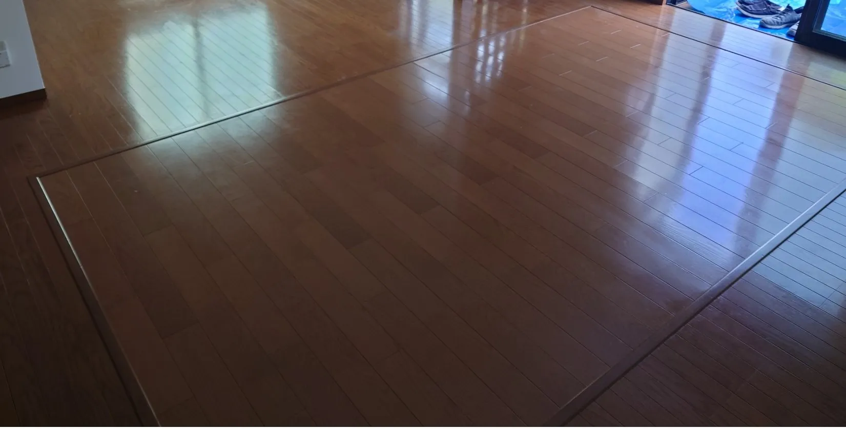 W様のお宅で内装工事が始まりました。既存後付けで床暖房を利用されておりましたが後付けの為、どうしても段差が生じてしまい不具合を感じられてらっしゃいました。そこで、今回は床暖房を再度新たに設置、面積も広げ施工させて頂く事になりました。<br>電気式・温水式がある中で今回はツツミの電気式床暖房システムをご選択頂きました。こちらの商品は、適度な温度になると自ら感知し発熱を抑えるため、余分な放熱を防いでくれます。安全でクリーンな暖房システムとして注目されております。<br>レイアウトの自由度も高く、必要な分だけ暖めることが可能です。<br>故障しやすい、サーモスタット・温度センサ・温度ヒューズ等の制御機器を使用していないので部品交換や点検も必要ございません。