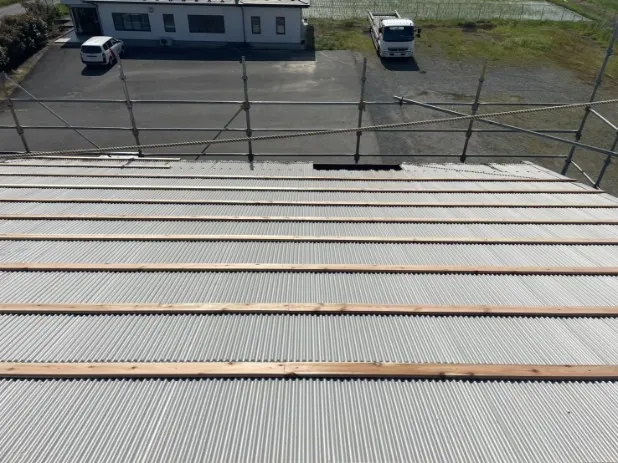 既存屋根材の上に下地材施工
