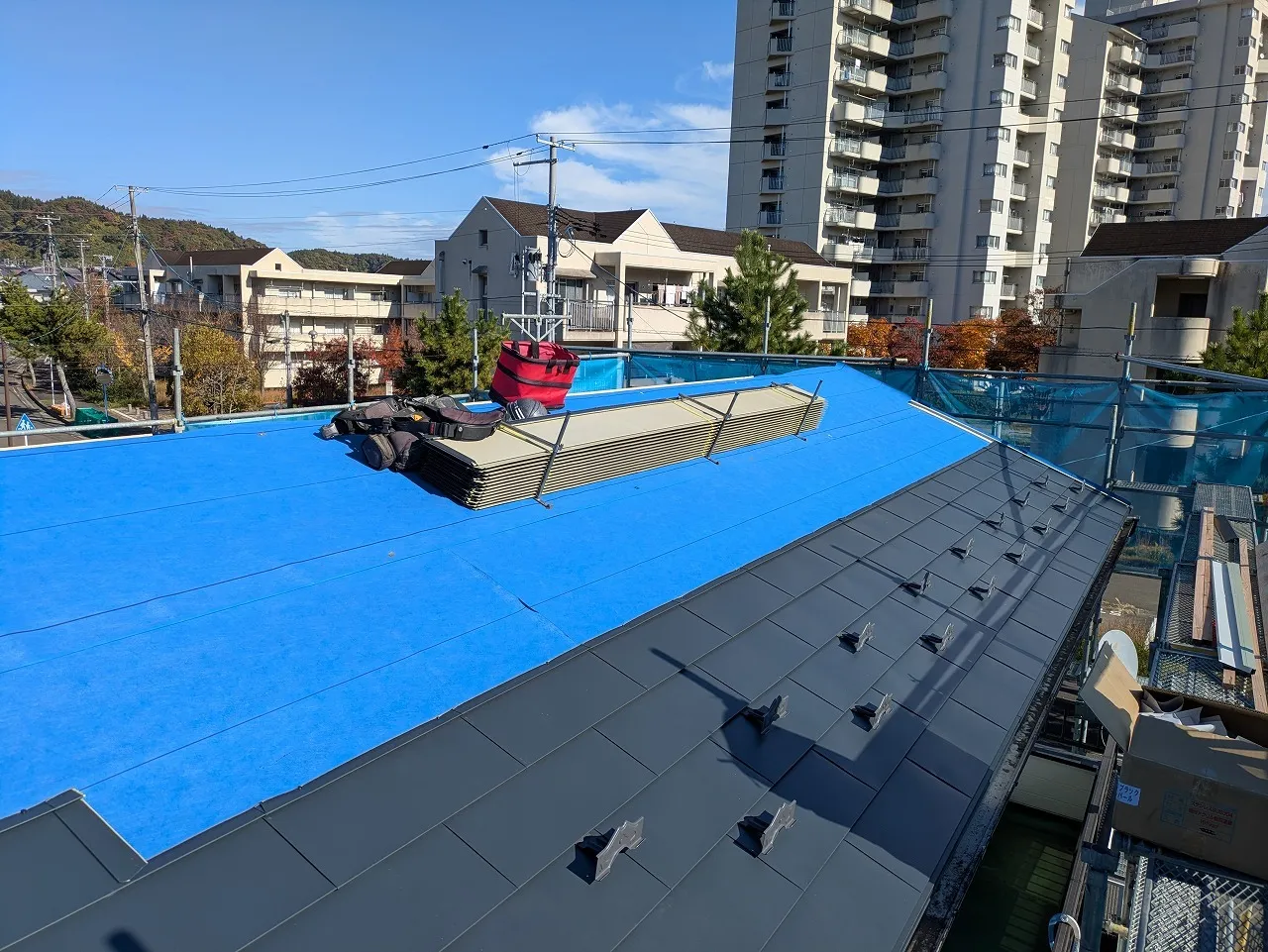 防水シートを全面に貼り屋根施工をして行きます。