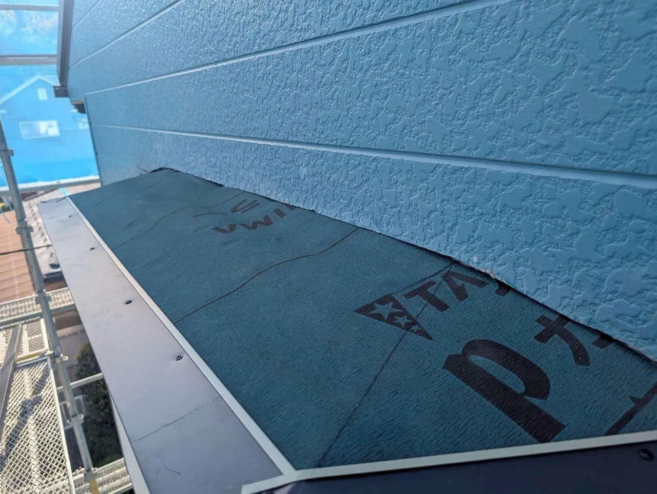 防水シートを敷き込み、唐草を取付け 平板を加工し納めました。