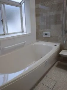 カタログの表紙のような仕上がりです<br>写真では見えずらいのですが、カウンターの下に吹き出し口があり、そこからは除菌水が噴射されます。<br>【床ワイパー洗浄】です。<br>入浴後にボタンを押すと皮脂・角質汚れを洗い流し除菌仕上げをしてくれます カビや汚れの発生を抑えてくれる優れモノです浴槽はお掃除ラクラク人大浴槽です こちらも、はっ水・はつ油効果で汚れ落ちがスムーズです。