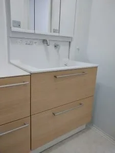 化粧台 TOTO オクターブ<br>収納がスライドタイプなので収納力が大幅にアップすると共に奥に入れたモノも取り出しやすくなります 三面鏡も鏡裏にたっぷり収納できます。