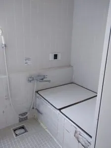 施工前<br>ユニットバスが主流でない頃はタイル貼りで仕上げる浴室が一般的でした。<br>耐久性、耐火に優れ、水アカやカビが発生してもゴシゴシと汚れを取り除く事もできますが長く使用している間にタイルがヒビ割れたり、目地から水が浸透し内部の木下地が傷みシロアリの被害を受けてしまったりしてしまいます。<br>S様もタイルの劣化を気にされ今回工事依頼を頂きました