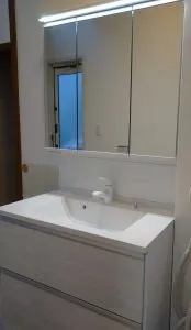 施工後<br>panasonic シーライン<br>奥の物もしっかり見渡せ使いやすいパノラマスライド収納と見た目スッキリ収納たっぷりの3面鏡です。