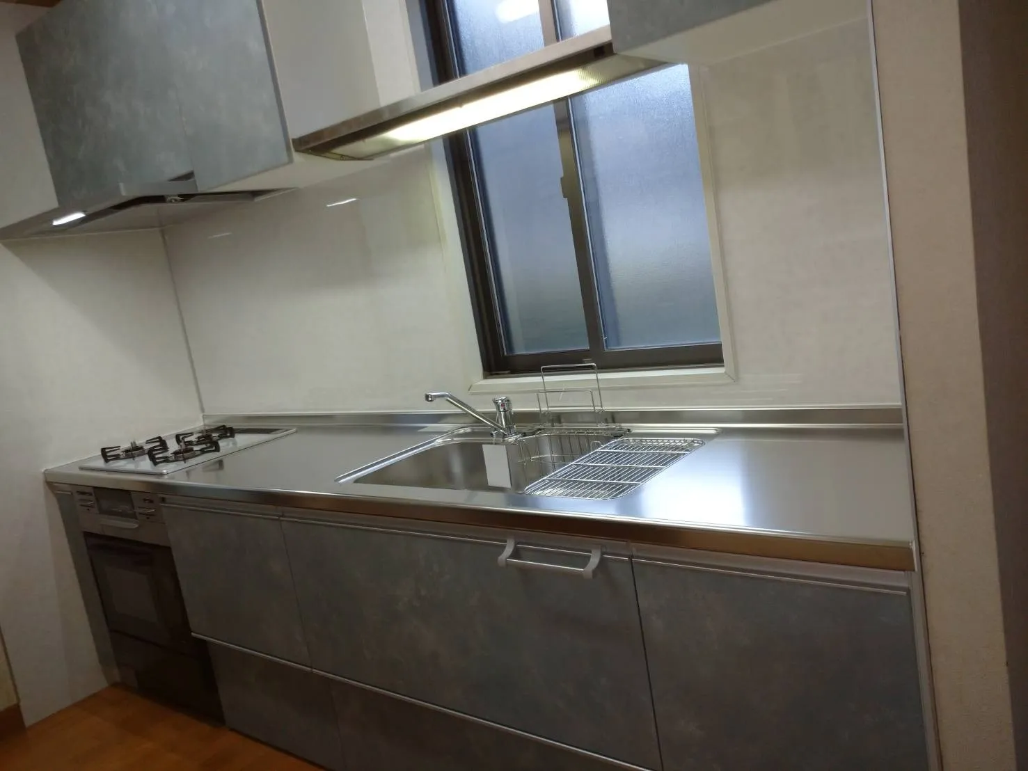 クリナップ/ラクエラ<br>ユレイブルーグレーのキッチンです<br>ブルーグレーは,静けさをもたらす色で心を落ち着けるリラックス効果がある色と言われております。私も大好きな色です☆☆