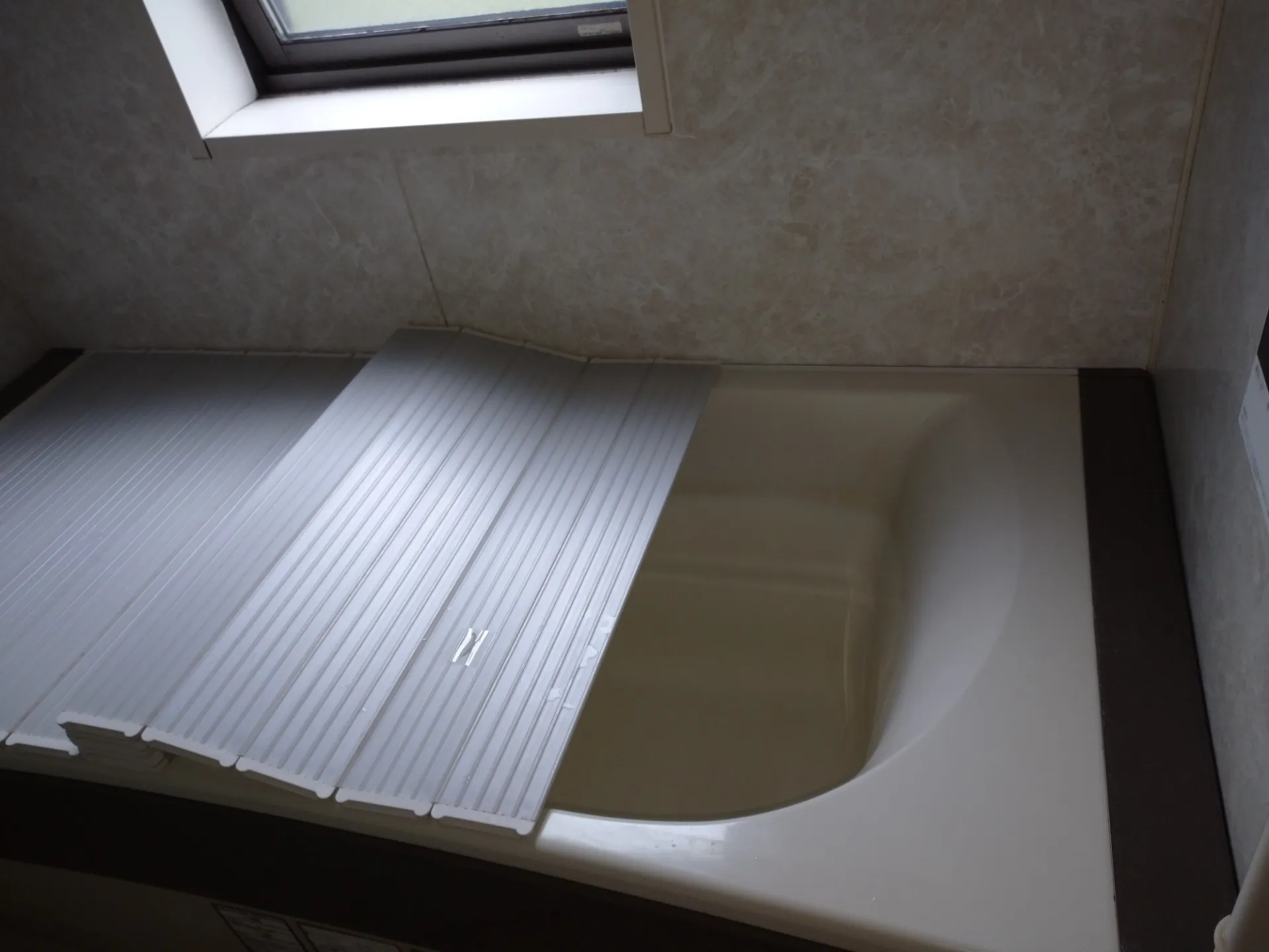 キッチン工事が終わり翌週に浴室改修工事がスタート致しました！<br>施工前