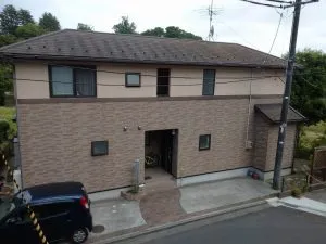 K様邸の外壁は、面は傷みが出ていないのですが 外壁の篏合部、目地のシールが傷んできておりました。