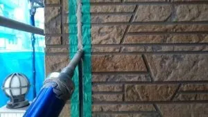 プラーマー塗布<br>シーリング材の性能を充分に発揮させるため 専用のプライマーを塗布していきます。