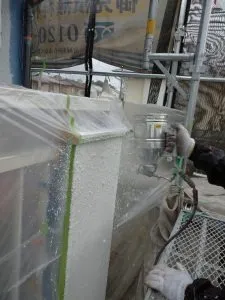 既存と同じ外壁は今は廃盤となっておりますので無塗装板の外壁を施工して行きます。<br>既存の外壁と模様を合わせる為に、玉吹き作業を行って行きます。<br>圧送した主剤を圧縮したエアーで飛ばし外壁一面に吹き付けることで 主剤が玉状になり壁に付着します。