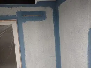 他の外壁面は下塗りを終え、 ローラーと刷毛を併用しながら主剤を塗布しております