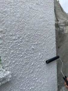 【ヘッドカット仕上げ】 吹付を行った後に、円滑ローラーで潰して行きます